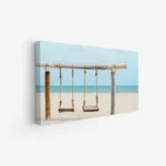 لوحات مناظر طبيعية لشاطئ هادئ مع أرجوحة خشبية، ألوان زرقاء ورملية، جو مريح. لوحات جدارية للمنزل، لوحات فنية عصرية، لوحات أنيقة.