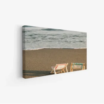 لوحات مناظر طبيعية لشاطئ هادئ مع كراسي مريحة، ألوان دافئة وسماء صافية، جو مريح. لوحات فنية عصرية، لوحات جدارية للمنزل، لوحات بسيطة.
