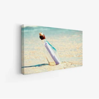 لوحات طبيعة تعكس زجاجة عائمة على شاطئ رملي تحت سماء زرقاء، أجواء هادئة ومريحة. لوحات فنية عصرية، لوحات جدارية للمنزل، لوحات أنيقة.