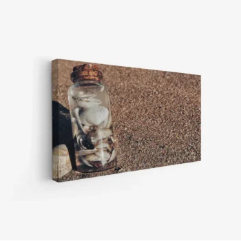 لوحات طبيعة تحتوي على زجاجة مليئة بالأصداف على رمال الشاطئ بلون بني دافئ، جو هادئ ومريح. لوحات فخمة، لوحات جدارية للمنزل، لوحات أنيقة.