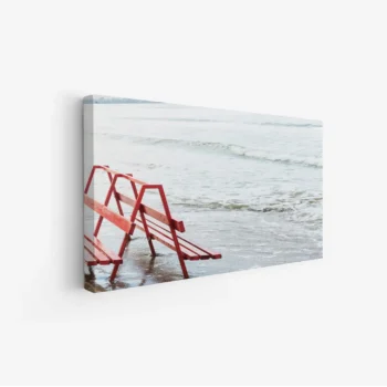 لوحات مناظر طبيعية لشاطئ هادئ مع كراسي حمراء، ألوان مائية زرقاء ورمال دافئة، جو مريح. لوحات فنية عصرية، لوحات جدارية للمنزل، لوحات أنيقة.