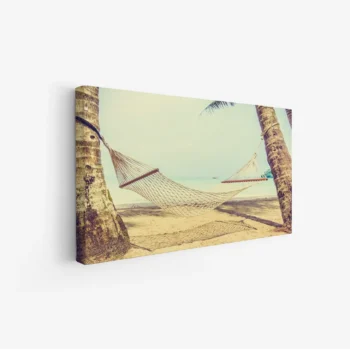لوحات مناظر طبيعية لشاطئ هادئ مع أرجوحة بين أشجار النخيل، ألوان دافئة وجو استرخائي. لوحات فخمة، لوحات جدارية للمنزل، لوحات أنيقة.