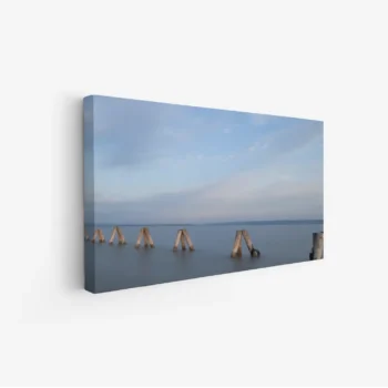 لوحات مناظر طبيعية تعكس هدوء البحر مع أعمدة خشبية تحت سماء زرقاء، أجواء مريحة. لوحات فخمة، لوحات جدارية للمنزل، لوحات أنيقة.