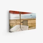 لوحات مناظر طبيعية لشاطئ هادئ مع كراسي ومظلة حمراء، ألوان دافئة وجو مريح. لوحات جدارية للمنزل، لوحات فخمة، لوحات أنيقة.