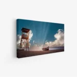 لوحات مناظر طبيعية لشاطئ هادئ مع برج مراقبة وقارب، ألوان زرقاء وبيضاء، جو مريح. لوحات فخمة، لوحات جدارية للمنزل، لوحات أنيقة.