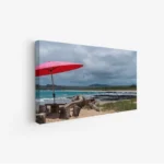 لوحات مناظر طبيعية لشاطئ هادئ مع مظلة حمراء، ألوان زرقاء ورمادية، جو مريح. لوحات فنية عصرية، لوحات جدارية للمنزل، لوحات أنيقة.