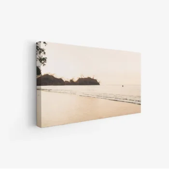 لوحات مناظر طبيعية لشاطئ هادئ بألوان دافئة، مع صخور خافتة في الأفق، جو مريح. لوحات فخمة، لوحات جدارية للمنزل، لوحات أنيقة.