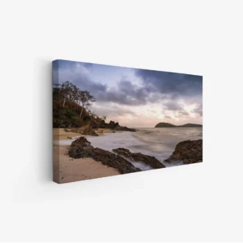 لوحات مناظر طبيعية لشاطئ صخري تحت سماء غائمة، بألوان دافئة وهادئة، جو مريح. لوحات جدارية للمنزل، لوحات فنية عصرية، لوحات أنيقة.