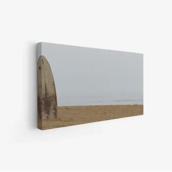 لوحات مناظر طبيعية لشاطئ هادئ مع لوح تزلج قديم، ألوان دافئة ورمال ذهبية، جو مريح. لوحات فنية عصرية، لوحات جدارية للمنزل، لوحات أنيقة.