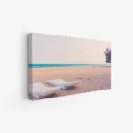 لوحات مناظر طبيعية لشاطئ هادئ مع كراسي بيضاء ورمال ذهبية ومياه زرقاء، جو مريح. لوحات فنية عصرية، لوحات جدارية للمنزل، لوحات أنيقة.