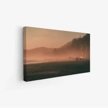 لوحات مناظر طبيعية تضم شاطئًا ضبابيًا مع أشجار خضراء وألوان دافئة، جو هادئ ومريح. لوحات فنية عصرية، لوحات جدارية للمنزل، لوحات أنيقة.