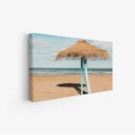 لوحات مناظر طبيعية لشاطئ هادئ مع مظلة من القش، ألوان زرقاء ورملية، جو مريح ومشمس. لوحات جدارية للمنزل، لوحات فخمة، لوحات أنيقة.