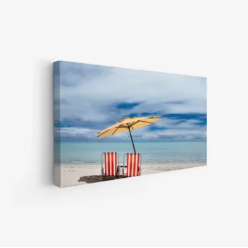لوحات مناظر طبيعية لشاطئ هادئ مع مظلة صفراء وكراسي مخططة، ألوان زرقاء ورملية، جو مريح. لوحات فخمة، لوحات جدارية للمنزل، لوحات أنيقة.