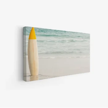 لوحات مناظر طبيعية تعكس شاطئ البحر مع لوح تزلج أصفر، ألوان زرقاء ورملية، جو هادئ ومريح. لوحات فنية عصرية، لوحات جدارية للمنزل، لوحات بسيطة.