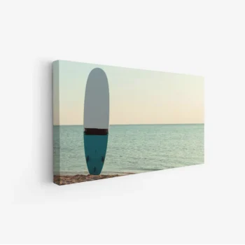 لوحات مناظر طبيعية تعكس شاطئًا هادئًا مع لوح تزلج أزرق، ألوان دافئة وجو مريح. لوحات فخمة، لوحات جدارية للمنزل، لوحات أنيقة.