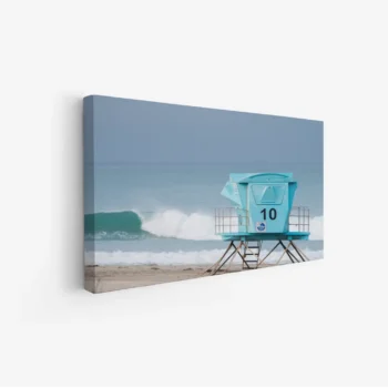 لوحات مناظر طبيعية تعكس البحر الأزرق مع أمواج هادئة وكوخ إنقاذ بلون أزرق فاتح، جو مريح. لوحات فنية عصرية، لوحات جدارية للمنزل، لوحات أنيقة.