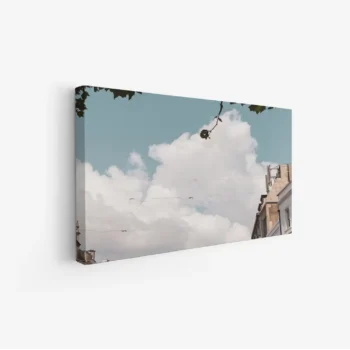 لوحة طبيعة هادئة تتضمن سماء زرقاء مع سحب بيضاء ناعمة وأشجار خضراء، لوحات طبيعة، لوحات كانفاس.