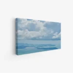 لوحة بحر بألوان زرقاء هادئة وسحب بيضاء تعكس جمال الطبيعة، لوحات مناظر طبيعية، لوحات كانفاس.