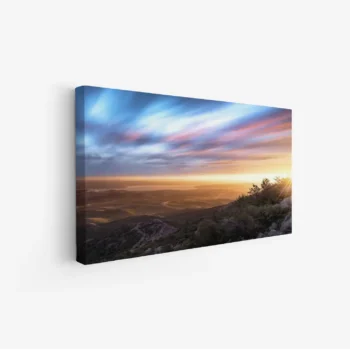 لوحة جبال بألوان غروب الشمس الزاهية مع سماء زرقاء ووردية، تعكس جمال الطبيعة الخلابة. لوحات طبيعة، لوحات كانفاس.