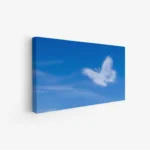لوحة سماء زرقاء مع سحابة على شكل فراشة، تعكس إحساسًا بالهدوء والحرية، لوحات طبيعة، لوحات كانفاس أنيقة.