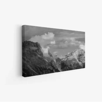 لوحة جبال بلونين رمادي وأبيض، تعكس عظمة الطبيعة مع سحب متداخلة، لوحات مناظر طبيعية، لوحات كانفاس.