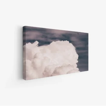 لوحة غيوم بيضاء تتداخل مع سماء زرقاء داكنة، تعكس إحساس الهدوء والسكون، لوحات طبيعة هادئة، لوحات كانفاس.