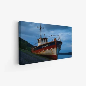 لوحة بحرية لسفينة قديمة تحت سماء غائمة بألوان زرقاء ورمادية، تعكس هدوء المكان، لوحات جمادات ومعالم، لوحات كانفاس.