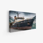 لوحة بحرية لسفينة قديمة تتأمل الجبال، ألوان داكنة ورمادية تعكس الغموض، لوحات طبيعة، لوحات كانفاس أنيقة