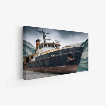 لوحة بحرية لسفينة قديمة تتأمل الجبال، ألوان داكنة ورمادية تعكس الغموض، لوحات طبيعة، لوحات كانفاس أنيقة