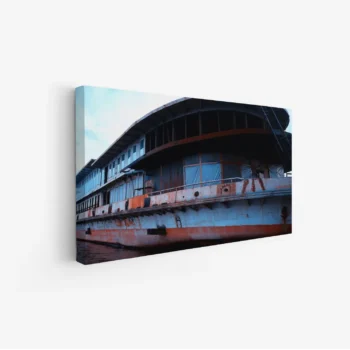 لوحة بحرية لسفينة قديمة بألوان زرقاء وبرتقالية، تعكس أجواء الحنين والذكريات، لوحات فنية مودرن، لوحات كانفاس.