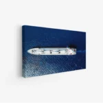 لوحة بحرية تظهر سفينة بيضاء في مياه زرقاء عميقة تحت سماء صافية، تعكس إحساس الهدوء، لوحات طبيعة، لوحات كانفاس.