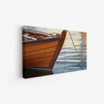 لوحة بحرية تظهر قاربًا خشبيًا بألوان دافئة تعكس ضوء الشمس على سطح الماء الهادئ، لوحات جمادات ومعالم، لوحات كانفاس.