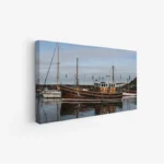 لوحة بحرية تظهر قاربًا خشبيًا جميلًا يطفو على مياه هادئة تحت سماء زرقاء، تعكس الألوان الدافئة جوًا من السكون، لوحات جمادات ومعالم، لوحات كانفاس.