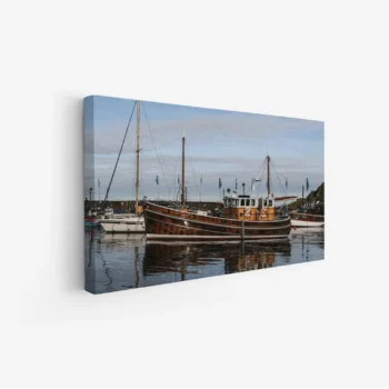 لوحة بحرية تظهر قاربًا خشبيًا جميلًا يطفو على مياه هادئة تحت سماء زرقاء، تعكس الألوان الدافئة جوًا من السكون، لوحات جمادات ومعالم، لوحات كانفاس.