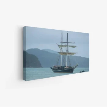 لوحة بحرية بسفينة شراعية تتأرجح في مياه زرقاء تحت سماء غائمة، أجواء هادئة ومريحة، لوحات جمادات ومعالم، لوحات كانفاس.