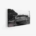 لوحة بحرية بسفينة قديمة محاطة بأشجار خضراء وأجواء هادئة، تعكس جمال الطبيعة، لوحات طبيعة، لوحات كانفاس.