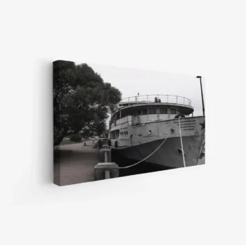 لوحة بحرية بسفينة قديمة محاطة بأشجار خضراء وأجواء هادئة، تعكس جمال الطبيعة، لوحات طبيعة، لوحات كانفاس.