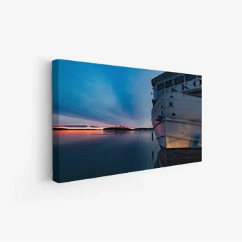 لوحة بحرية غامضة بألوان زرقاء ووردية تعكس الغروب الهادئ مع قارب قديم، لوحات طبيعة، لوحات كانفاس.