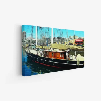 لوحة بحرية تظهر قاربًا خشبيًا في ميناء هادئ مع مياه زرقاء وصافية، أجواء مريحة ومشرقة، لوحات طبيعة، لوحات كانفاس.