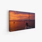 لوحة بحر بألوان غروب الشمس الدافئة مع قوارب تبحر في مياه هادئة، لوحات جمادات ومعالم، لوحات كانفاس.