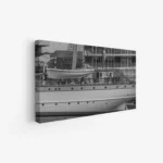 لوحة بحرية بتدرجات رمادية تظهر سفينة أنيقة وسط أجواء هادئة، لوحات طبيعة، لوحات كانفاس.