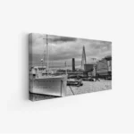 لوحة بحرية بتدرجات رمادية مع قارب أبيض ومبانٍ حديثة في الخلفية، أجواء هادئة، لوحات جمادات ومعالم، لوحات كانفاس، لوحات جدارية.