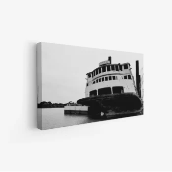 لوحة بحرية قديمة بسفينة مهجورة بالأبيض والأسود، تعكس أجواء الحنين والهدوء، لوحات فنية مودرن، لوحات كانفاس.