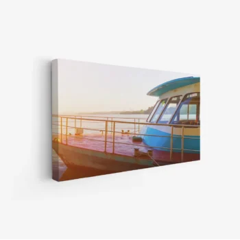 لوحة بحر بألوان دافئة تعكس ضوء الشمس على سطح الماء مع قارب أزرق، لوحات جمادات ومعالم، لوحات كانفاس.