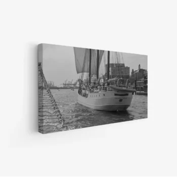 لوحة بحرية بسفينة شراعية تبحر في مياه هادئة تحت سماء رمادية، أجواء كلاسيكية ساحرة، لوحات طبيعة، لوحات كانفاس أنيقة