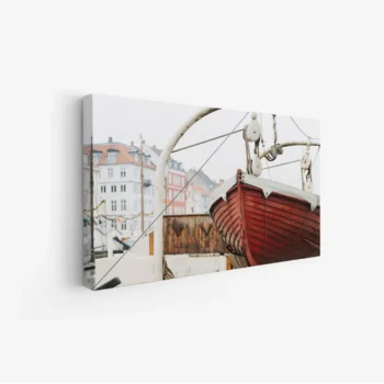 لوحة بحرية لسفينة حمراء تتأرجح في ميناء هادئ مع مباني ملونة في الخلفية، لوحات طبيعة، لوحات كانفاس.