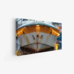 لوحة بحرية تظهر قاربًا مزينًا بأضواء دافئة مع قطرات الماء، تعكس أجواء هادئة وساحرة، لوحات طبيعة، لوحات كانفاس.