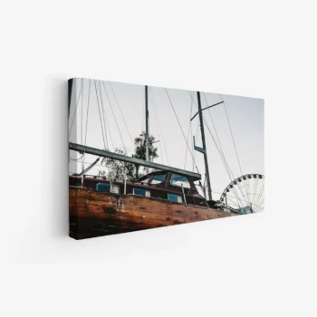 لوحة بحرية تظهر سفينة خشبية مع تفاصيل دقيقة، ألوان دافئة وجو هادئ، لوحات جمادات ومعالم، لوحات كانفاس.