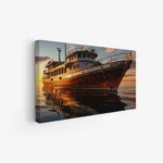 لوحة بحرية لسفينة خشبية تتلألأ تحت أشعة الشمس الغاربة، بألوان دافئة تعكس الهدوء، لوحات طبيعة، لوحات كانفاس.