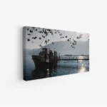 لوحة بحر تعكس أشعة الشمس على المياه الهادئة مع قارب راسي وأشجار تتدلى، لوحات جمادات ومعالم، لوحات كانفاس.